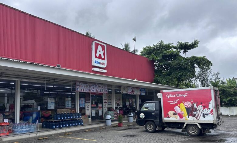 Minimarket Alfamidi di Paniki Bawah