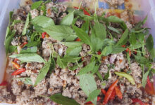 Menteri BUMN Erick Thohir (kanan) menyampaikan sambutan usai menyaksikan penandatanganan nota kesepahaman antara Kementerian Luar Negeri dan PT Pertamina (Persero) di gedung Pancasila, Kementerian Luar Negeri, Jakarta, Kamis (28/1/2021).