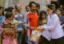 69fce45981b00 gubernur malut sherly tjoanda laos memberikan bantuan sosial kepada masyarakat adat suku togutil