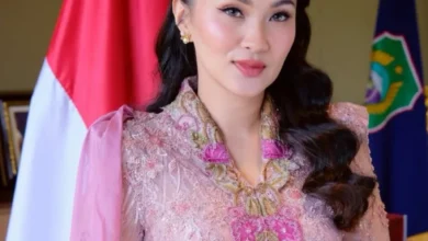 6a0db3d87a297 warga lombok berbondong bondong kerumuni gubernur malut sherly tjoanda