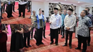 MENPAR PAKAI SEPATU DI MASJID
